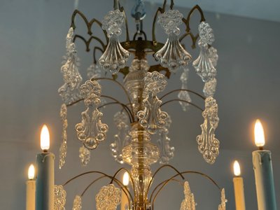 Lampadario a gabbia in bronzo dorato decorato con pendenti in vetro a forma di piuma di pavone, circa 1800