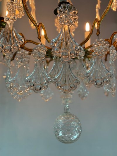 Lampadario a gabbia in bronzo dorato decorato con pendenti in vetro a forma di piuma di pavone, circa 1800