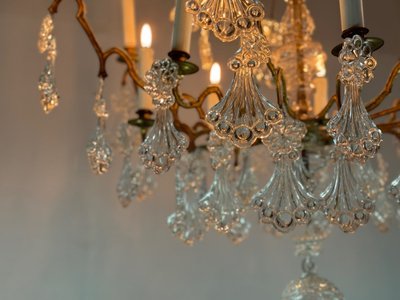 Lampadario a gabbia in bronzo dorato decorato con pendenti in vetro a forma di piuma di pavone, circa 1800