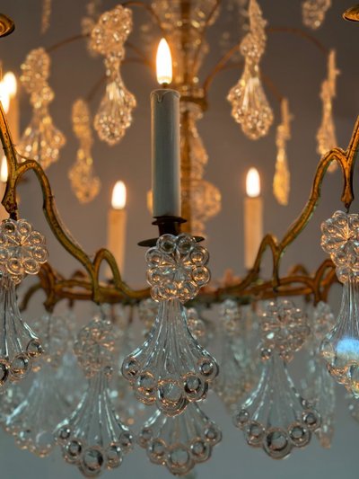 Lampadario a gabbia in bronzo dorato decorato con pendenti in vetro a forma di piuma di pavone, circa 1800