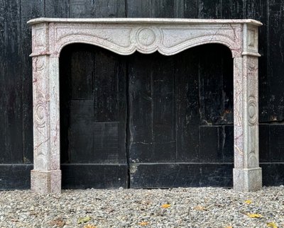 Mantello Pompadour in marmo rosa in stile Luigi XV, 1900 ca.