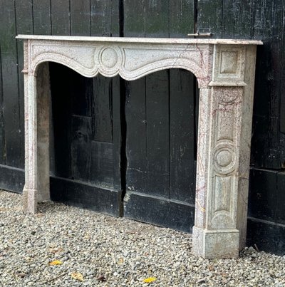 Mantello Pompadour in marmo rosa in stile Luigi XV, 1900 ca.
