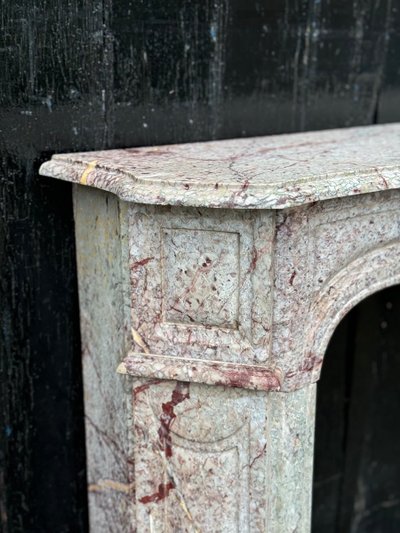 Mantello Pompadour in marmo rosa in stile Luigi XV, 1900 ca.