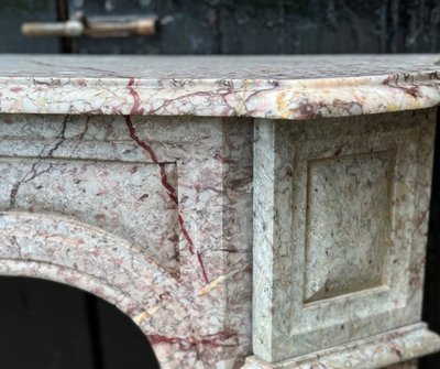 Mantello Pompadour in marmo rosa in stile Luigi XV, 1900 ca.