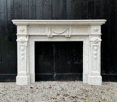 Camino in stile Luigi XVI in marmo bianco di Carrara, circa 1880