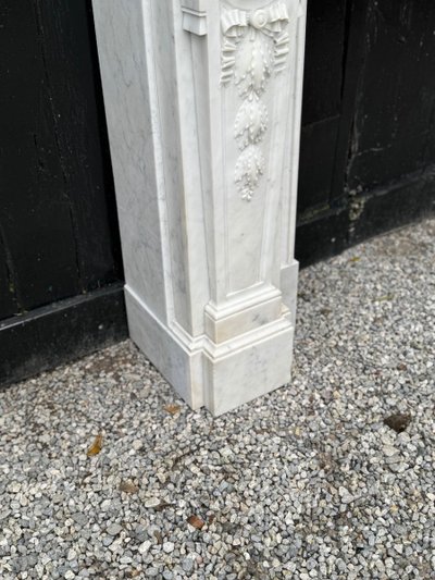 Camino in stile Luigi XVI in marmo bianco di Carrara, circa 1880