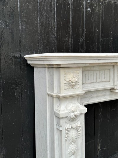 Camino in stile Luigi XVI in marmo bianco di Carrara, circa 1880