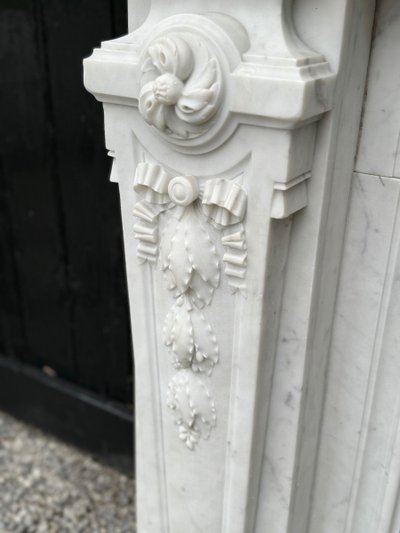 Camino in stile Luigi XVI in marmo bianco di Carrara, circa 1880