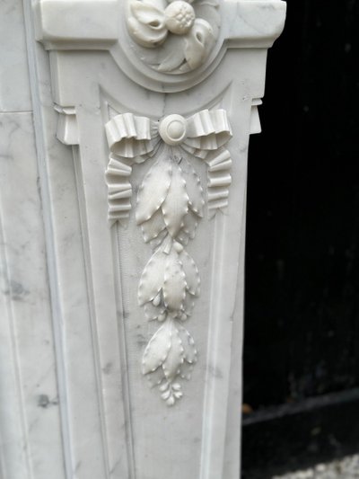 Camino in stile Luigi XVI in marmo bianco di Carrara, circa 1880