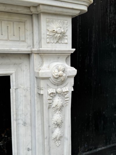 Camino in stile Luigi XVI in marmo bianco di Carrara, circa 1880