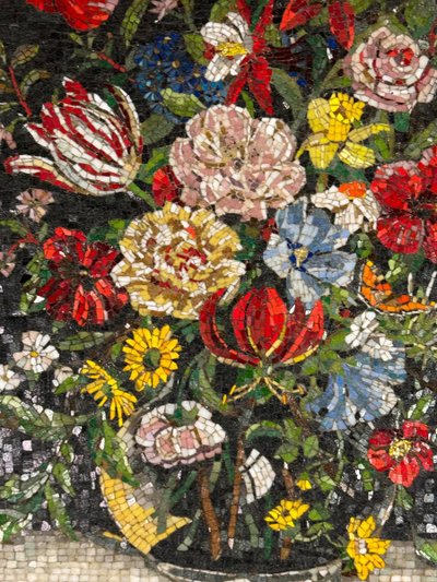 Stillleben mit Blumenstrauß, Glasmosaik, Monogramm Ch, um 1980