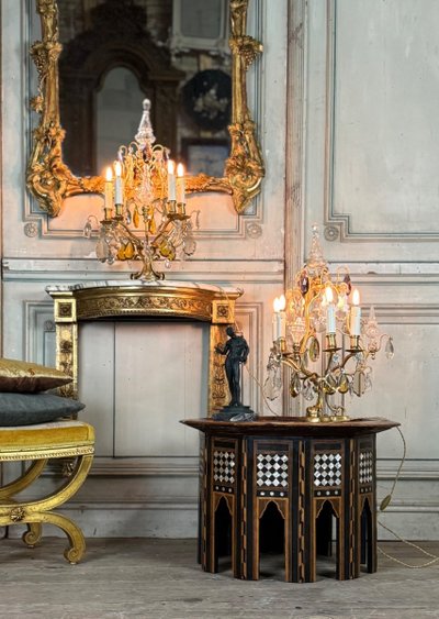 Coppia di candelabri in bronzo dorato decorati con cristalli tagliati, circa 1920