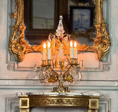 Coppia di candelabri in bronzo dorato decorati con cristalli tagliati, circa 1920