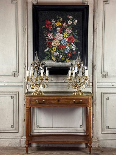 Coppia di candelabri in bronzo dorato decorati con cristalli tagliati, circa 1920
