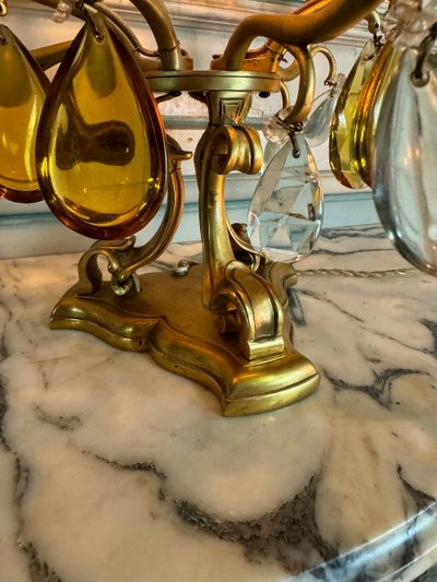 Coppia di candelabri in bronzo dorato decorati con cristalli tagliati, circa 1920