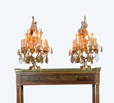 Coppia di candelabri in bronzo dorato decorati con cristalli tagliati, circa 1920