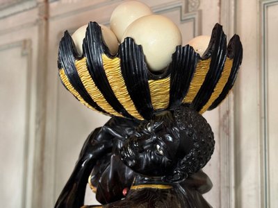 Coppia di porta bacinelle moreschi, sculture veneziane laccate e dorate, circa 1880