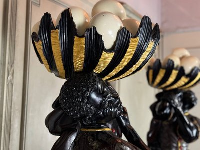 Coppia di porta bacinelle moreschi, sculture veneziane laccate e dorate, circa 1880