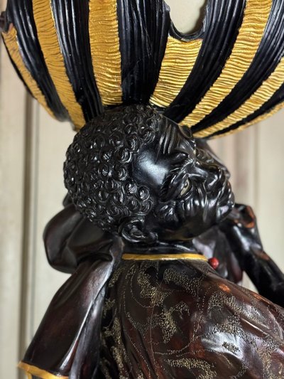 Coppia di porta bacinelle moreschi, sculture veneziane laccate e dorate, circa 1880
