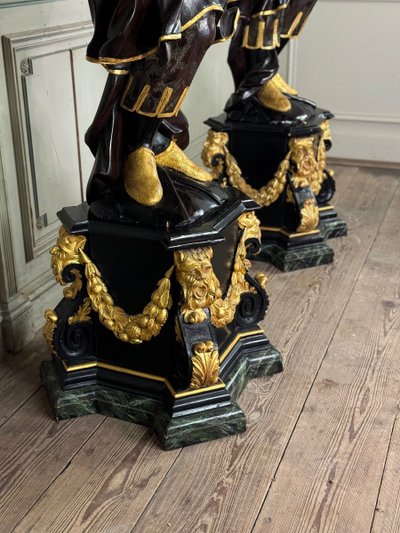 Coppia di porta bacinelle moreschi, sculture veneziane laccate e dorate, circa 1880