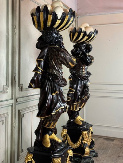 Coppia di porta bacinelle moreschi, sculture veneziane laccate e dorate, circa 1880