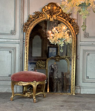 Poggiapiedi in stile Luigi XV in legno intagliato e dorato, circa 1880