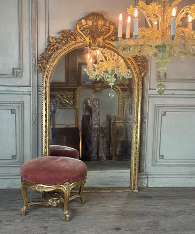 Poggiapiedi in stile Luigi XV in legno intagliato e dorato, circa 1880