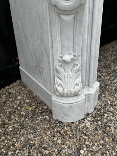 Imponente camino in stile Luigi XV in marmo bianco di Carrara, circa 1880