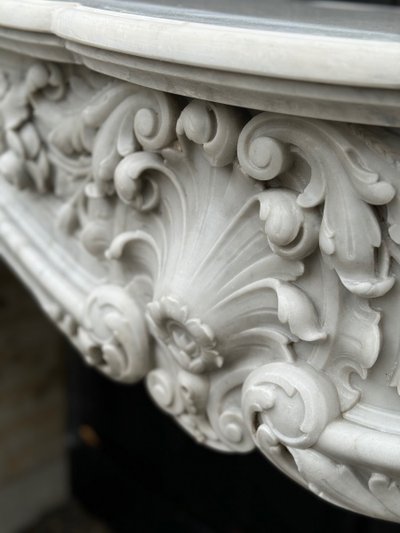Imponente camino in stile Luigi XV in marmo bianco di Carrara, circa 1880