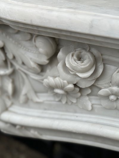 Imponente camino in stile Luigi XV in marmo bianco di Carrara, circa 1880