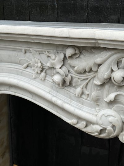 Imponente camino in stile Luigi XV in marmo bianco di Carrara, circa 1880