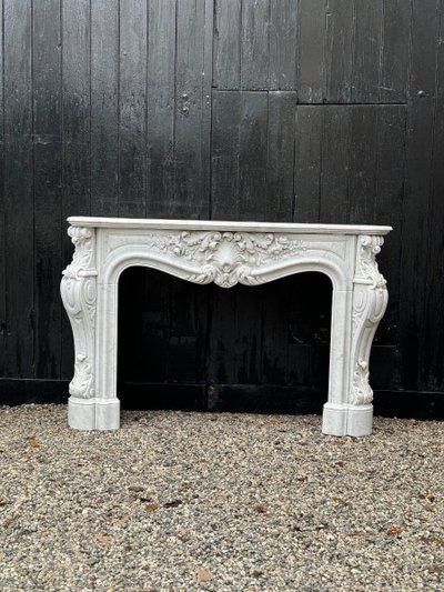 Imponente camino in stile Luigi XV in marmo bianco di Carrara, circa 1880
