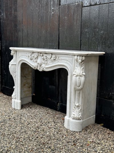 Imponente camino in stile Luigi XV in marmo bianco di Carrara, circa 1880