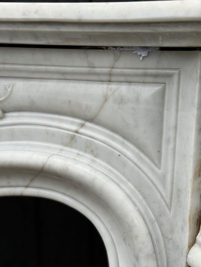 Imponente camino in stile Luigi XV in marmo bianco di Carrara, circa 1880