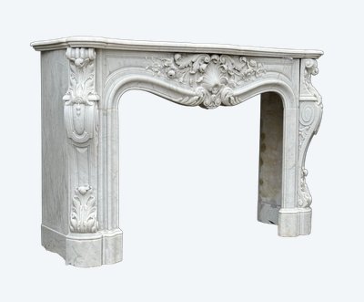 Imponente camino in stile Luigi XV in marmo bianco di Carrara, circa 1880