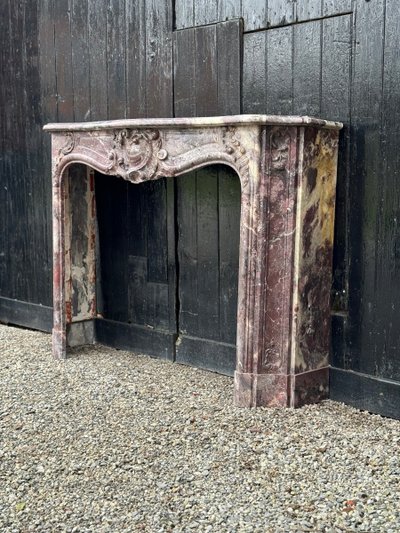 Mantello in marmo con fiori di pesco in stile Regence, XVIII secolo