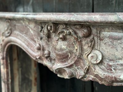 Mantello in marmo con fiori di pesco in stile Regence, XVIII secolo