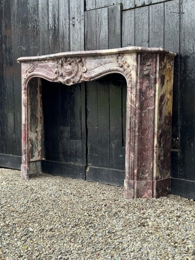 Mantello in marmo con fiori di pesco in stile Regence, XVIII secolo