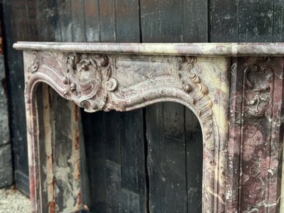 Mantello in marmo con fiori di pesco in stile Regence, XVIII secolo