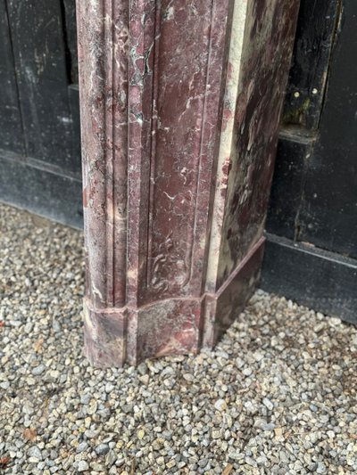 Mantello in marmo con fiori di pesco in stile Regence, XVIII secolo