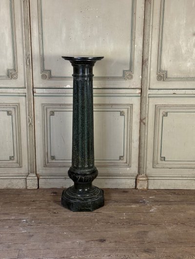 Geriffelte Säule aus Serpentinmarmor, um 1880