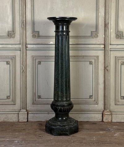 Geriffelte Säule aus Serpentinmarmor, um 1880