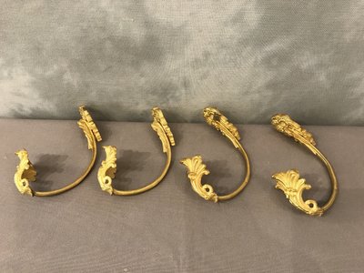 Ensemble de 4 embrasses en bronze doré d'époque 19 ème de style Louis XV 