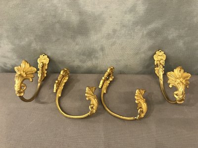 Ensemble de 4 embrasses en bronze doré d'époque 19 ème de style Louis XV 