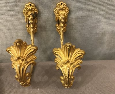 Ensemble de 4 embrasses en bronze doré d'époque 19 ème de style Louis XV 
