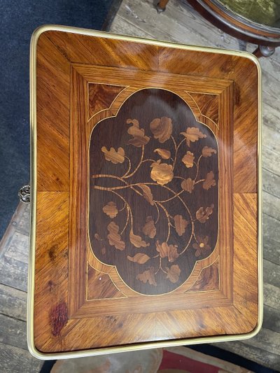 Chevet d’époque transition ( 1760) en marqueterie à décor de fleurs 