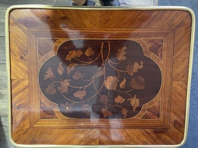 Chevet d’époque transition ( 1760) en marqueterie à décor de fleurs 
