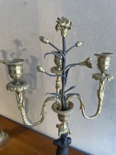 Coppia di candelabri del periodo Direttorio con 2 patine
