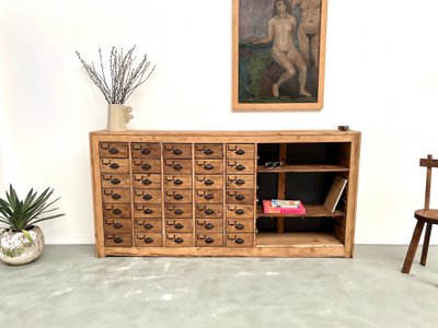 Mobiletto portaoggetti con 35 cassetti, circa 1950