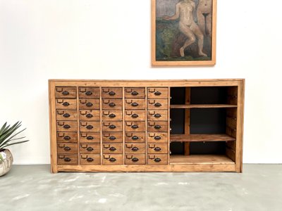 Mobiletto portaoggetti con 35 cassetti, circa 1950